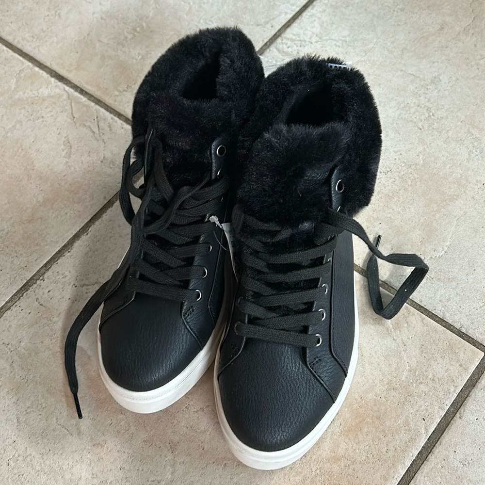 UGG Kookaburra Boot/Running Shoe Fur Lined Black Size 6.5 NWOT